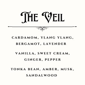 K&ouml;nnte beinhalten: Ein wei&szlig;es rechteckiges Etikett mit schwarzem Text THE VEIL, gefolgt von einer Liste der Inhaltsstoffe: Cardamom, Ylang Ylang, Bergamot, Lavender, Vanilla, Sweet Cream, Ginger, Pepper, Tonka Bean, Amber, Musk und Sandalwood, getrennt durch eine Linie.
