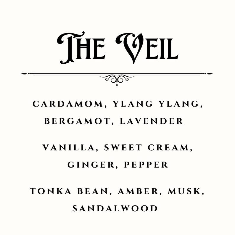 K&ouml;nnte beinhalten: Ein wei&szlig;es rechteckiges Etikett mit schwarzem Text THE VEIL, gefolgt von einer Liste der Inhaltsstoffe: Cardamom, Ylang Ylang, Bergamot, Lavender, Vanilla, Sweet Cream, Ginger, Pepper, Tonka Bean, Amber, Musk und Sandalwood, getrennt durch eine Linie.