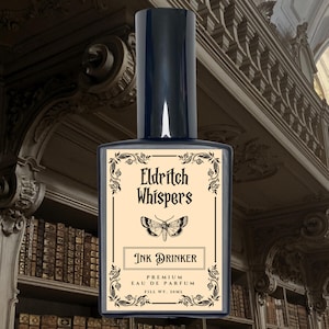 Peut inclure: Flacon de parfum bleu foncé avec un bouchon noir. L'étiquette indique "Eldritch Whispers" et "Ink Drinker" avec une illustration de papillon de nuit. Le flacon contient 30 ml de parfum.