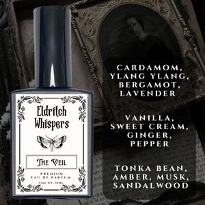 K&ouml;nnte beinhalten: Ein rechteckiger Glasparf&uuml;mflakon mit dunklem Verschluss und wei&szlig;em Etikett mit dem Text Eldritch Whispers, The Veil und Premium Eau de Parfum sowie einer Mottenillustration. Das Etikett listet Inhaltsstoffe: Cardamom, Ylang Ylang, Bergamot, Lavender, Vanilla, Sweet Cream, Ginger, Pepper, Tonka Bean, Amber, Musk, Sandalwood. F&uuml;llmenge 30ml.