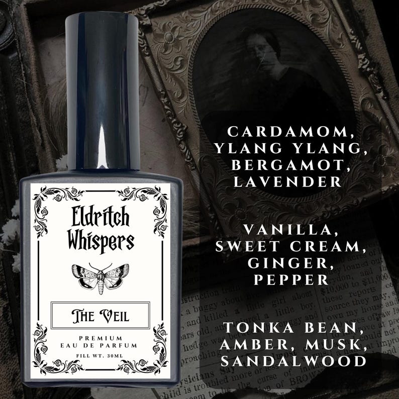 K&ouml;nnte beinhalten: Ein rechteckiger Glasparf&uuml;mflakon mit dunklem Verschluss und wei&szlig;em Etikett mit dem Text Eldritch Whispers, The Veil und Premium Eau de Parfum sowie einer Mottenillustration. Das Etikett listet Inhaltsstoffe: Cardamom, Ylang Ylang, Bergamot, Lavender, Vanilla, Sweet Cream, Ginger, Pepper, Tonka Bean, Amber, Musk, Sandalwood. F&uuml;llmenge 30ml.