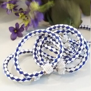 Maritimes veganes Armband in Blau-Weiß mit einem Strass-Magnetverschluss.