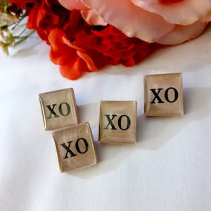 Kisses and hugs lapel pin brooch,  wooden scrabble-like square with X and O, glass-like acrylic coating, pin back clasp