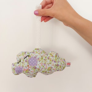 Enfeite de nuvem de algodão floral para decorar sua casa: móbile de bebê bordado à mão