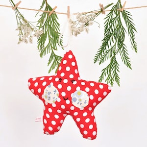 Décoration de Noël : ornement étoile en tissu rouge fait à la main – idéal pour la chambre des enfants.