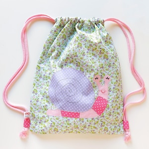 Sac à dos avec cordon de serrage pour enfants.  Sac en tissu Liberty fleurs pour la crèche et la maternelle. Rangement de jouets et sac de voyage fait main. Sac à escargots.