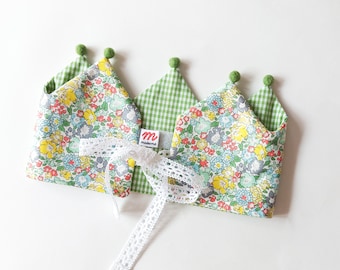 Adjustable reversible fabric crown for children, floral and green vichy, birthday and playtime options.