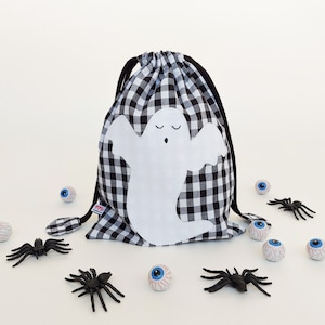 Sac à cordon en coton fait à la main avec appliqué fantôme, collations scolaires et rangement de jouets, plaisir et organisation pour les enfants.