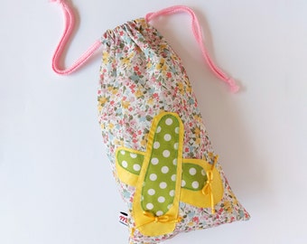 Handmade cotton ballet bag to store the ballet flats of the little dancers.