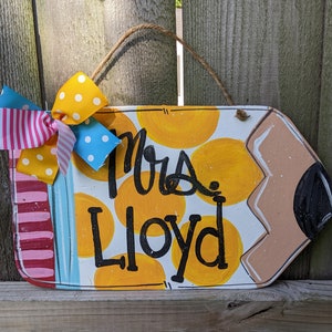Pencil door hanger, personalized teacher door hanger, classroom door hanger, classroom decor, teacher gift, teacher pencil, farmhouse decor