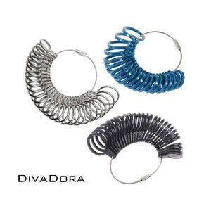 May include: Three ring sizers, one silver, one blue, and one black, are connected by a metal chain. The sizers are arranged in a semi-circle shape. The image includes the text "DIVADORA".