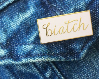 Biatch Emaille Pin. Gold und erröten Biatch Anstecknadel. Blush Biatch Flair. Erröten und Gold harten Emaille Pin. Erröten und Gold Cloisonne Pin.