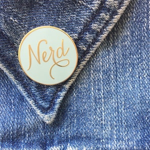 Nerd emaille pin. Gouden Nerd-reversspeld. Nerd-flair. Gouden harde emaille pin. Cloisonne speld.