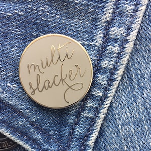 Multislacker Anstecknadel. Nerd Emaille Pin, Emaille Pin. Grauer und goldener Hard Emaille Pin. Emaille Multislacker Anstecknadel. Cloisonné Anstecknadel