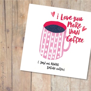 Je t'aime plus que La carte de café. Drôle de carte de vœux de café. Carte d'anniversaire, carte d'anniversaire de Valentines. Carte d'anniversaire