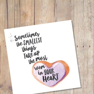 Winnie La carte de l’ourson. Parfois, les plus petites choses prennent le plus de place dans votre cœur. Carte de la Saint-Valentin. Nouvelle carte de félicitations pour bébé