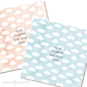 Piccola carta delle dita e dita dei piedi minuscoli. Blu o Pesca Nuova Carta Bambino. Biglietto congratulazioni bambino. Carta bambino nuvole