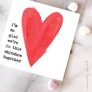 Ich bin so froh, dass wir in dieser Shitshow zusammen Liebeskarte sind. Lustige BFF Valentinstag, Galentines Tag, Partner Freund Liebeskarte. Valentinstag-Karte