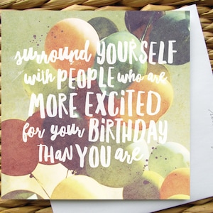 Circondati di persone che sono più eccitate per il tuo compleanno di te card.