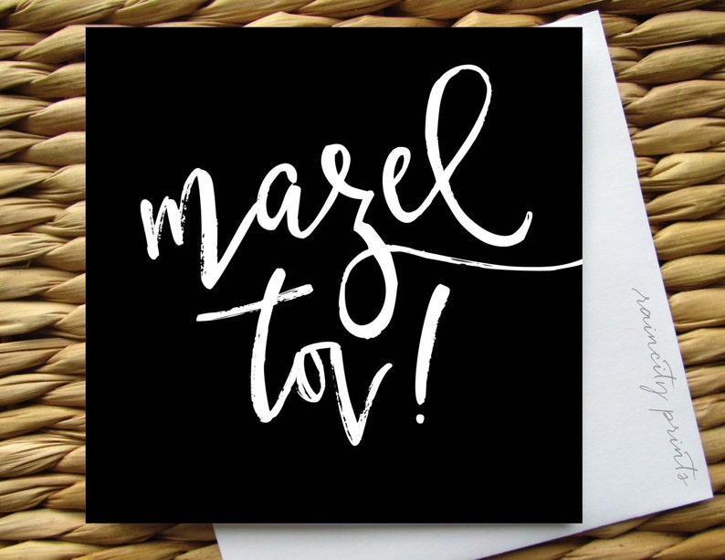 Puede incluir: Tarjeta negra con letras blancas que dicen "mazel tov!"