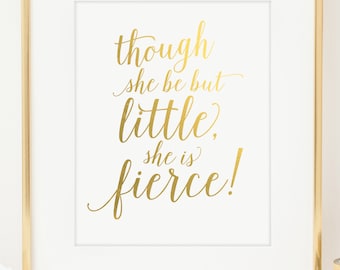 Puede incluir: Impresión en lámina dorada con la cita "Though she be but little, she is fierce!" sobre un fondo blanco.