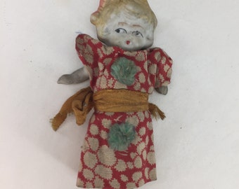 Bambola in biscotto di porcellana con braccia snodate e kimono — circa anni '30