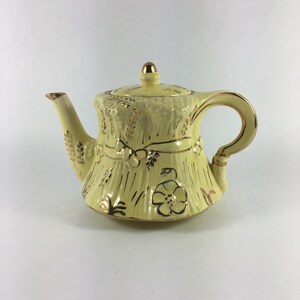Lingard Yellow Wheat Mold Teapot — c1930/40s