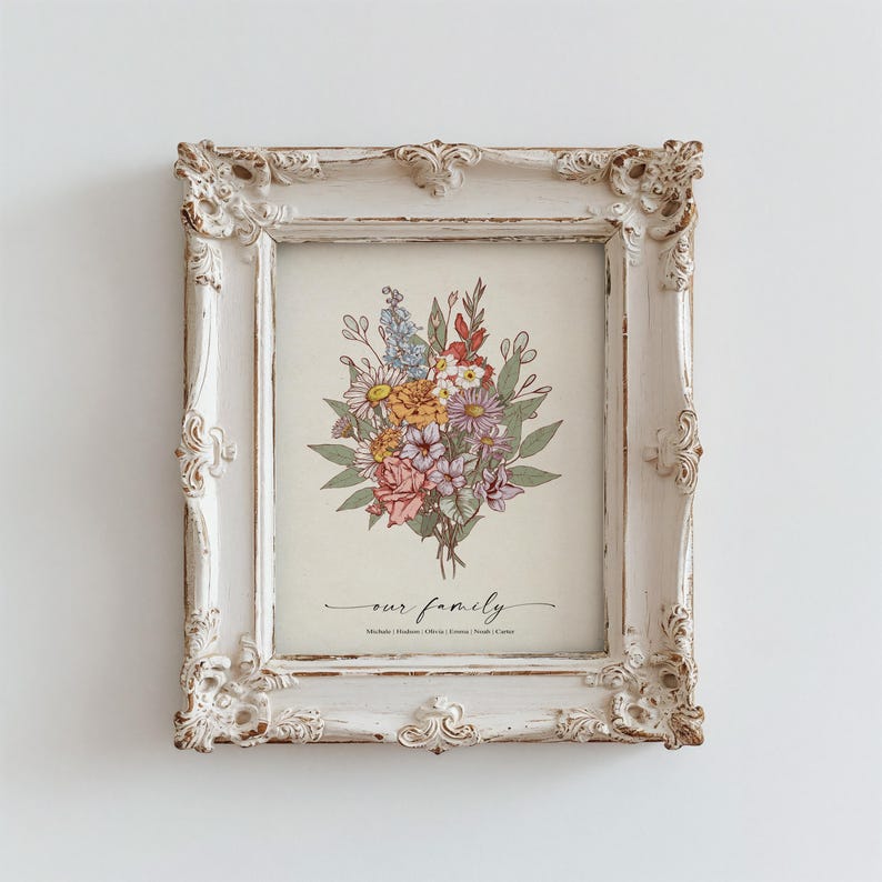 Pu&ograve; includere: Una stampa incorniciata bianca con un'illustrazione di bouquet di fiori e il testo "la nostra famiglia" sotto l'immagine. I nomi "Michelle, Hayden, Ethan, Emily, Noah & Carter" sono elencati sotto il testo.