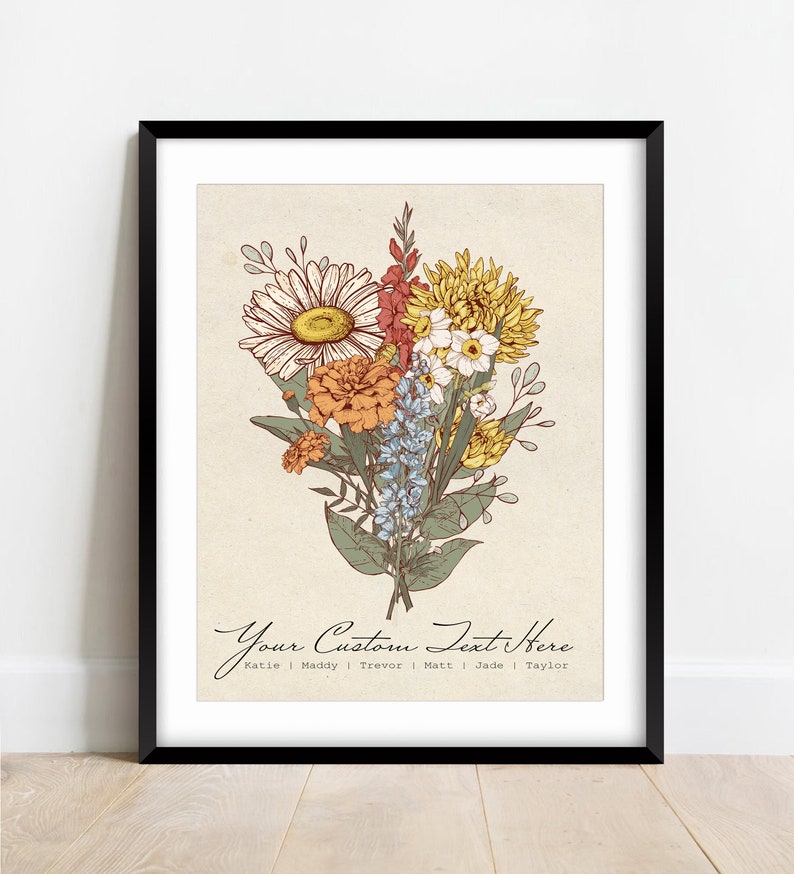 Pu&ograve; includere: Una stampa d'arte stampabile con un bouquet di fiori colorati in stile vintage. I fiori sono disegnati in uno stile realistico e includono margherite, garofani e altri fiori selvatici. La stampa ha uno sfondo beige e il testo "Your Custom Text Here" &egrave; scritto sotto i fiori. Il testo sotto i fiori dice "Katie | Maddy | Trevor | Matt | Jade | Taylor".