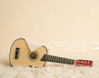 Instantánea Descargar fondo recién nacido! Guitarra de bebé con el abrigo en ti bebé! Género neutro! Telón de fondo de guitarra digital
