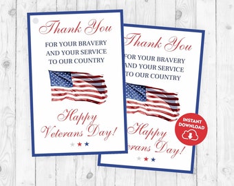 Könnte beinhalten: Zwei druckbare Dankeschön-Etiketten mit einem rot-weiß-blauen amerikanischen Flaggen-Design. Der Text lautet "Vielen Dank für Ihre Tapferkeit und Ihren Dienst für unser Land. Frohes Veteranen-Fest!"