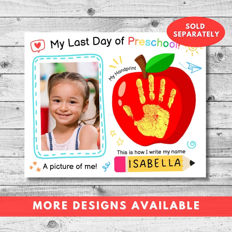 Op de afbeelding: Een rechthoekig bord met de tekst My Last Day of Preschool, voorzien van een foto van een kind in een blauw omlijnd kader, een grote rode appel met een gele handafdruk en een geel potlood met de naam ISABELLA in zwarte letters.