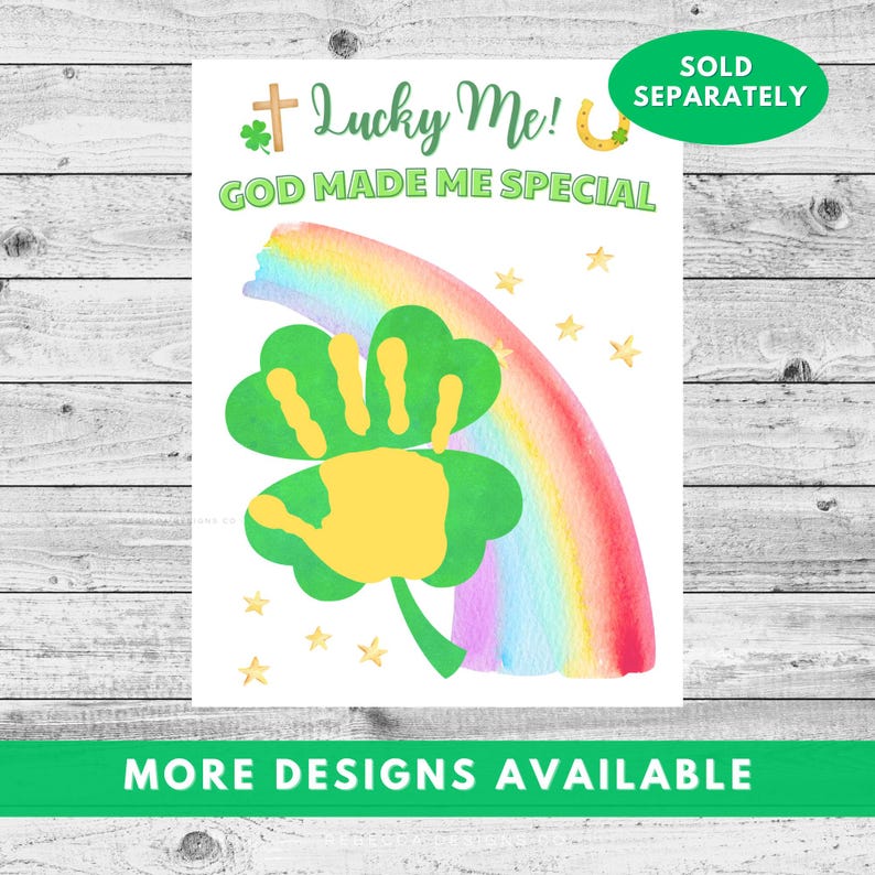 Op de afbeelding: Een decoratieve print met de tekst Lucky Me! GOD MADE ME SPECIAL, een bruin kruis, een geel hoefijzer, een aquarel regenboog, gouden sterren en een groen klavertjevier met een gele handafdruk in het midden.