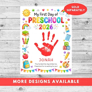 Op de afbeelding: Een witte poster met de titel My First Day of Preschool 2026 met een rode handafdruk in het midden boven de naam JONAH. De rand bevat kleurrijke illustraties van een zon, regenboog, boeken, kleurpotloden, schaar, appel, rugzak, lijm, notitieblok, blokken, potlood en verfpalet.
