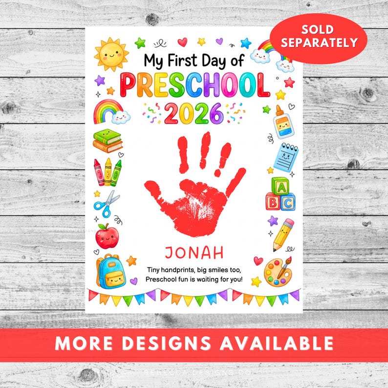 Op de afbeelding: Een witte poster met de titel My First Day of Preschool 2026 met een rode handafdruk in het midden boven de naam JONAH. De rand bevat kleurrijke illustraties van een zon, regenboog, boeken, kleurpotloden, schaar, appel, rugzak, lijm, notitieblok, blokken, potlood en verfpalet.