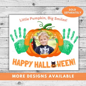 K&ouml;nnte beinhalten: Ein Halloween-Themen-Fotorahmen mit einem Kinderfoto in einem orangefarbenen K&uuml;rbis. Der Rahmen enth&auml;lt gr&uuml;ne Handabdr&uuml;cke, den Text "Little Pumpkin, Big Smiles!" und "HAPPY HALLOWEEN!" mit einer schwarzen Katze und einer K&uuml;rbisgrafik. "MORE DESIGNS AVAILABLE" wird ebenfalls angezeigt.