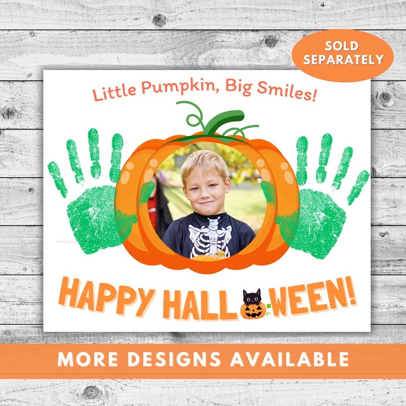 K&ouml;nnte beinhalten: Ein Halloween-Themen-Fotorahmen mit einem Kinderfoto in einem orangefarbenen K&uuml;rbis. Der Rahmen enth&auml;lt gr&uuml;ne Handabdr&uuml;cke, den Text "Little Pumpkin, Big Smiles!" und "HAPPY HALLOWEEN!" mit einer schwarzen Katze und einer K&uuml;rbisgrafik. "MORE DESIGNS AVAILABLE" wird ebenfalls angezeigt.