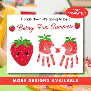 Op de afbeelding: Een wit rechthoekig knutselvel met de tekst Hands down, it's going to be a Berry Fun Summer. Het ontwerp bevat een getekende aardbei met een gezichtje en twee rode handafdruk-aardbeien met groene steeltjes en blaadjes aan de bovenkant.