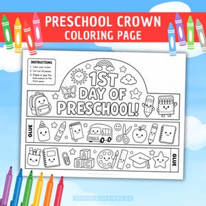 Op de afbeelding: Een zwart-wit printbare kleurplaat voor een kleuterkroon met de tekst 1ST DAY OF PRESCHOOL! en illustraties van een rugzak, potlood, kleurpotloden, lijm, schoolbus, schaar, appel, notitieboek, alfabetblokken, verfpalet en een afstudeerhoed.