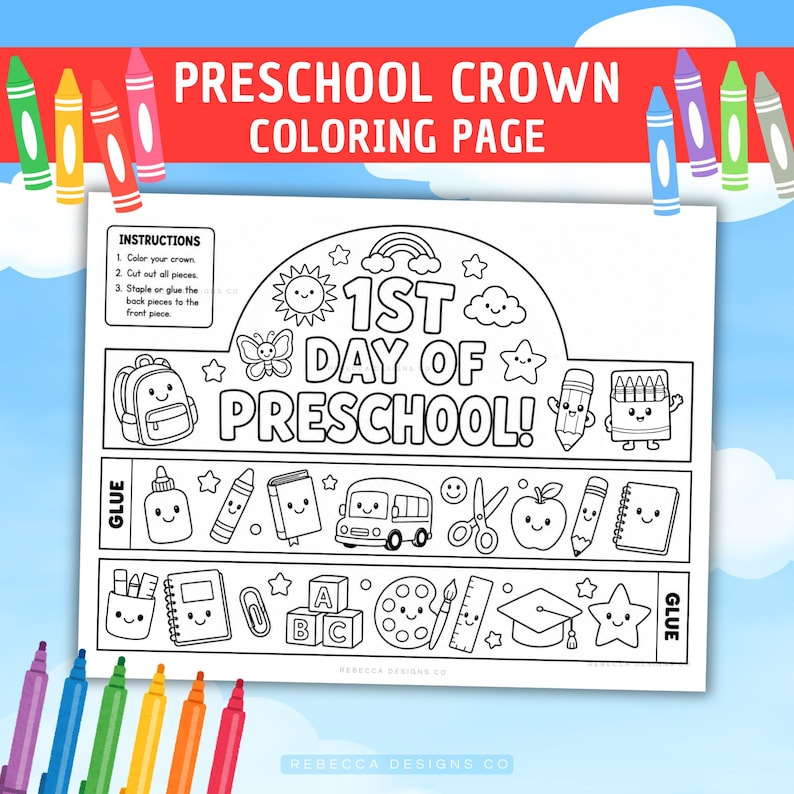 Op de afbeelding: Een zwart-wit printbare kleurplaat voor een kleuterkroon met de tekst 1ST DAY OF PRESCHOOL! en illustraties van een rugzak, potlood, kleurpotloden, lijm, schoolbus, schaar, appel, notitieboek, alfabetblokken, verfpalet en een afstudeerhoed.