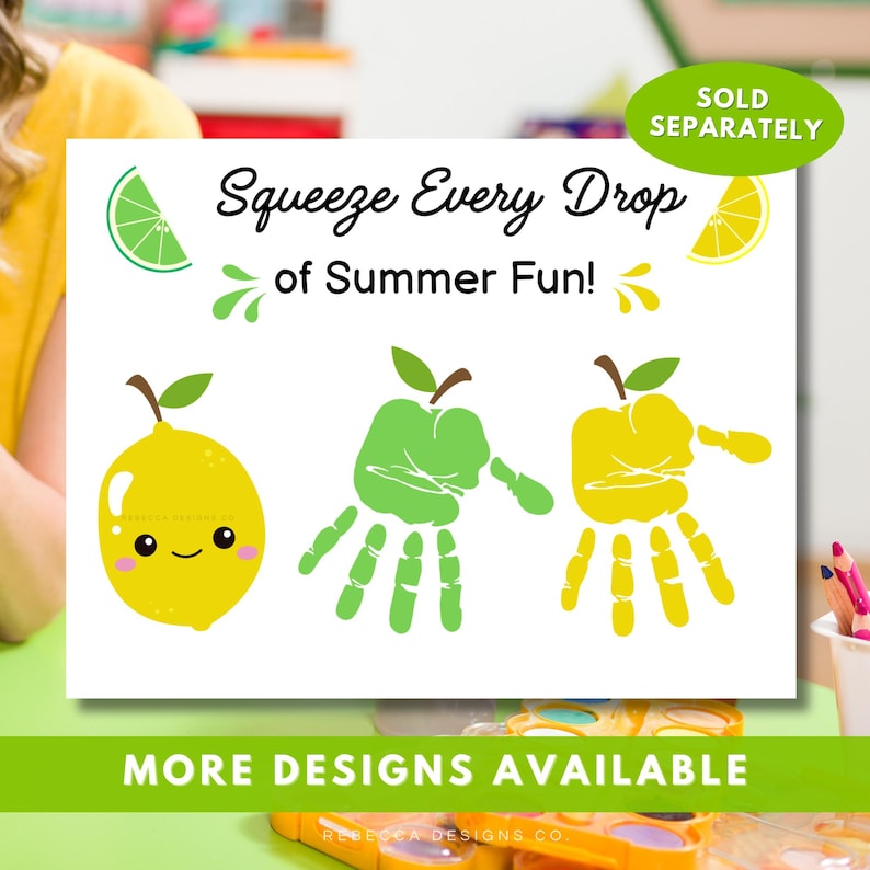 Op de afbeelding: Een wit rechthoekig bord met de tekst Squeeze Every Drop of Summer Fun! in zwarte letters. Het ontwerp bevat een cartooncitroen met een lachend gezicht, een groene handafdruk in de vorm van een appel en een gele handafdruk als appel.