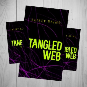 Op de afbeelding: Een stapel zwarte posters met de woorden "TANGLED WEB" in felgroen en "FAIKEY NAIME" in goud. Paarse lijnen wervelen over de zwarte achtergrond. De posters liggen op een licht houten oppervlak.