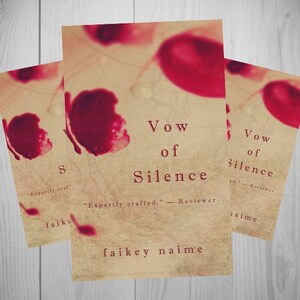 以下が含まれることがあります： 「Vow of Silence」というタイトルの本の3冊のコピーが表示されています。本の表紙は、地図のような背景と赤い抽象的な形を持つヴィンテージな美学を持っています。著者の名前「faikey naime」が下部に印刷されています。