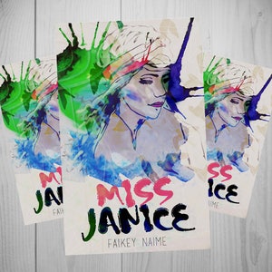 Puede incluir: Tres carteles con una ilustraci&oacute;n a la acuarela del rostro de una mujer, con salpicaduras de pintura azul, verde y roja. El texto "MISS JANICE" est&aacute; escrito en una mezcla de colores y fuentes, con "FAIKEY NAIME" debajo.