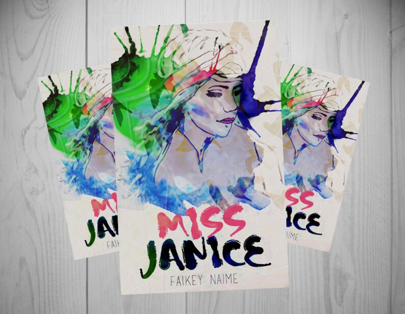 Puede incluir: Tres carteles con una ilustraci&oacute;n a la acuarela del rostro de una mujer, con salpicaduras de pintura azul, verde y roja. El texto "MISS JANICE" est&aacute; escrito en una mezcla de colores y fuentes, con "FAIKEY NAIME" debajo.