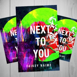 以下が含まれることがあります： 「NEXT TO YOU」のタイトルが白い大文字で書かれた3冊のブックカバー。カバーには、緑と黄色の円形デザイン、赤い花の要素、そして下部に著者の名前であるFAIKEY NAIMEが描かれています。背景は濃い青と紫の混合です。