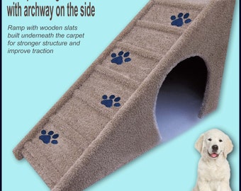 Pode incluir: Uma rampa para animais de estimação de cor castanho com um arco integrado. A rampa é coberta com um tapete macio de cor castanho com pegadas azuis. A rampa mede 61 cm de altura, 36 cm de largura e 102 cm de profundidade. Um cachorrinho branco senta-se no fundo.