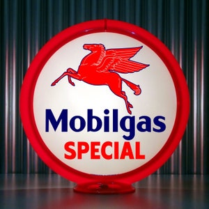 Peut inclure: Un panneau rond de station-service rouge et blanc avec un cheval ailé rouge et le texte "Mobilgas SPECIAL" en bleu.
