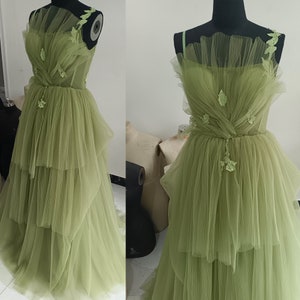 Handgemachtes grünes Tüllkleid-Abschlussball-Träger, Prinzessin-Korsett-gestuftes Abschlussball-Kleid, einzigartige lange Abschlussball-Kleid-Hochzeitsfest-Kleid