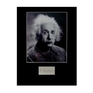 Può includere: Ritratto incorniciato in bianco e nero di Albert Einstein con la sua firma sottostante. Il ritratto mostra Einstein con capelli bianchi e baffi, che indossa una giacca strutturata. La firma è in inchiostro nero su sfondo bianco.